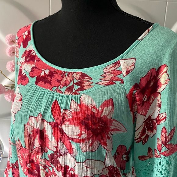 Curations Women's Floral and Embroidered Tunic Top Size Medium - Picture 2 of 7